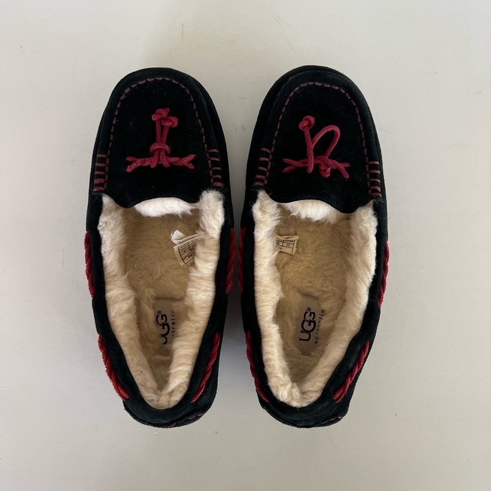 UGG Australia Brett Water Resistant Black Suede Moccasin Slippers, size 5